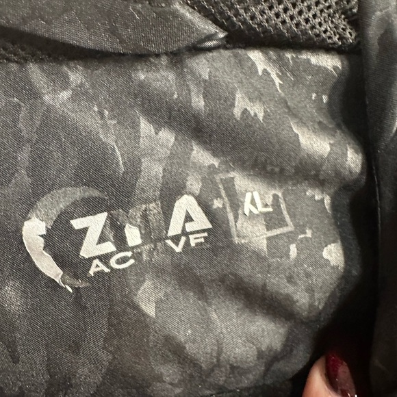 Zyia Active Stylish Black Patterned Bomber Jacket - Picture 3 of 7